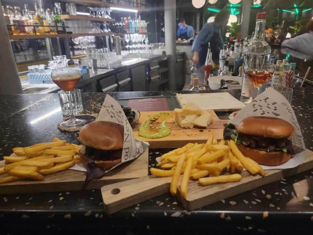 Steak burgers, fries, and cocktails at the Bar Bontanik in the Wasserturm Hotel