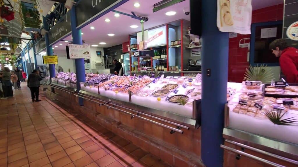 A long display counter full of ice and fresh seafood of many kinds