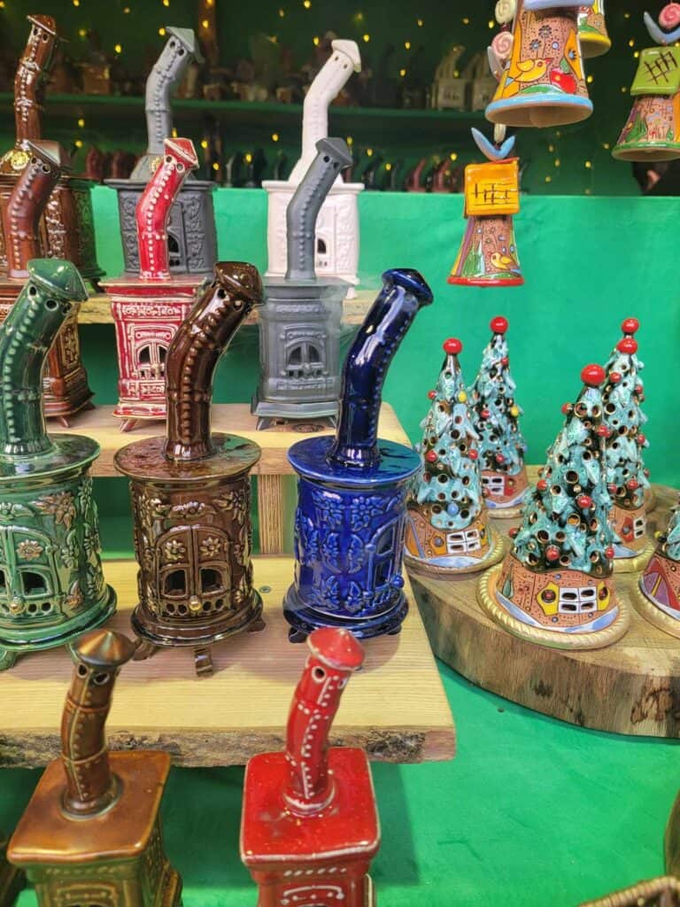 Ceramic "smokers" in different colors shaped like German wood stoves with chimneys