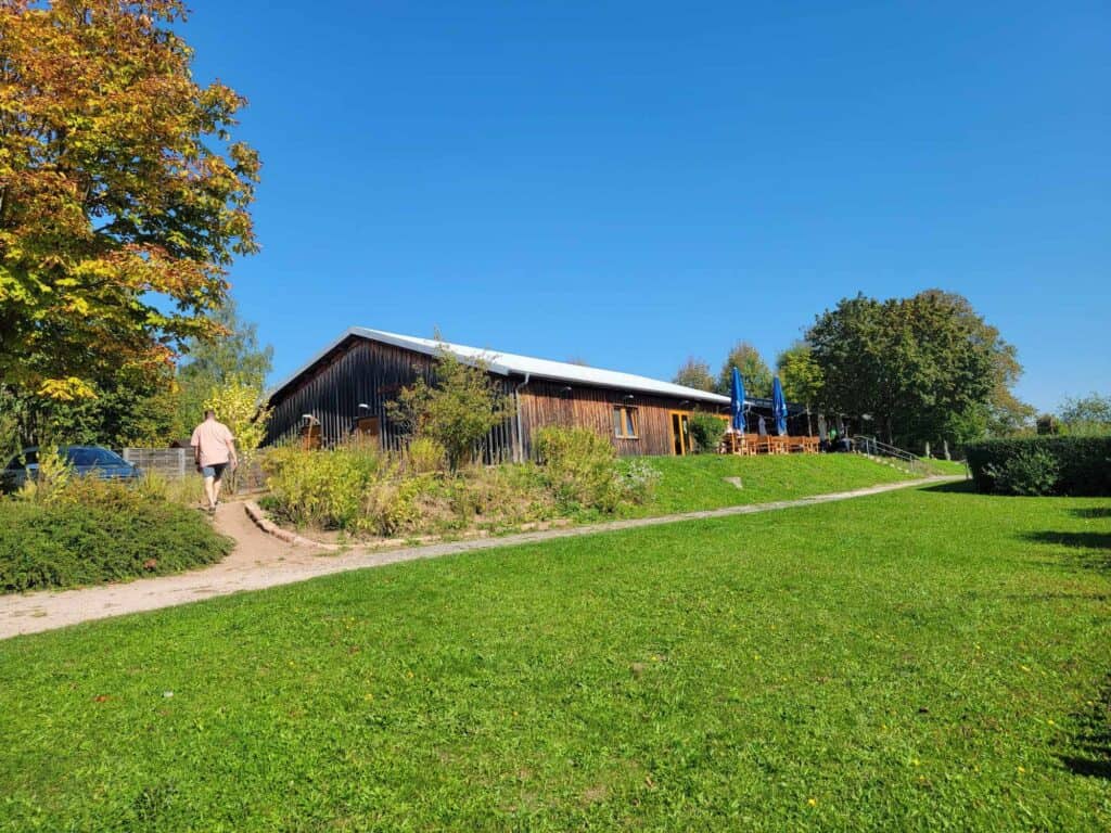 The building housing the eatery on the Kaiserberg, low and long made of brown wood with an outdoor patio