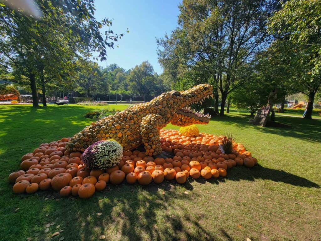 A large crocodile made of pumpkins