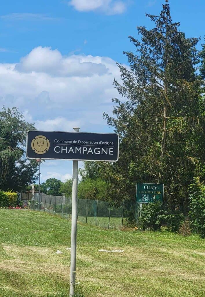 A road sign that says Commune de l'appellation d'origine CHAMPAGNE