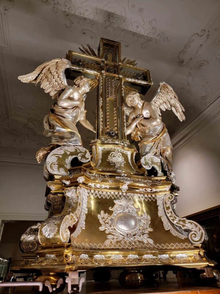 A huge gold cross flanked by silver angels in the Baroque style