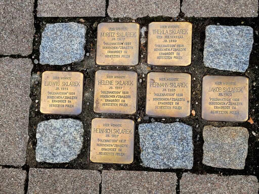 7 bronze square markers with the names of the Sklarek family: Moritz, Thekla, Ludwig, Helene, Hermann, Jakob, Heinrich all murdered in Poland