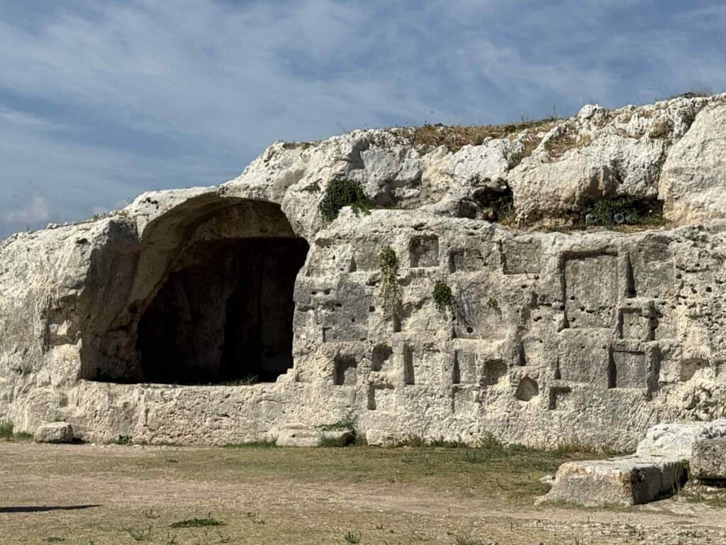syracuse archaeological park tombs