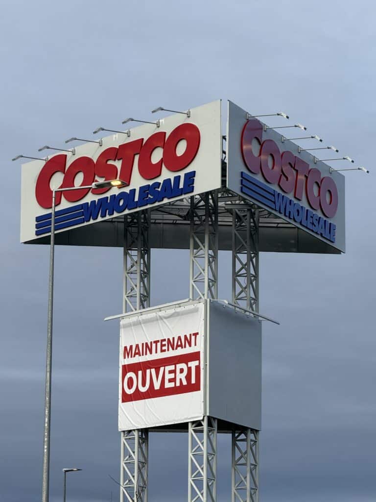 Costco Wholesale sign that reads "Maintenant Ouvert"