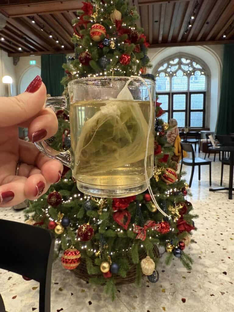 Bruges Christmas Market 2026: Winter Glow, Waffles & an Actual Michelangelo 9 Green tea in the Historium at the Bruges Christmas market