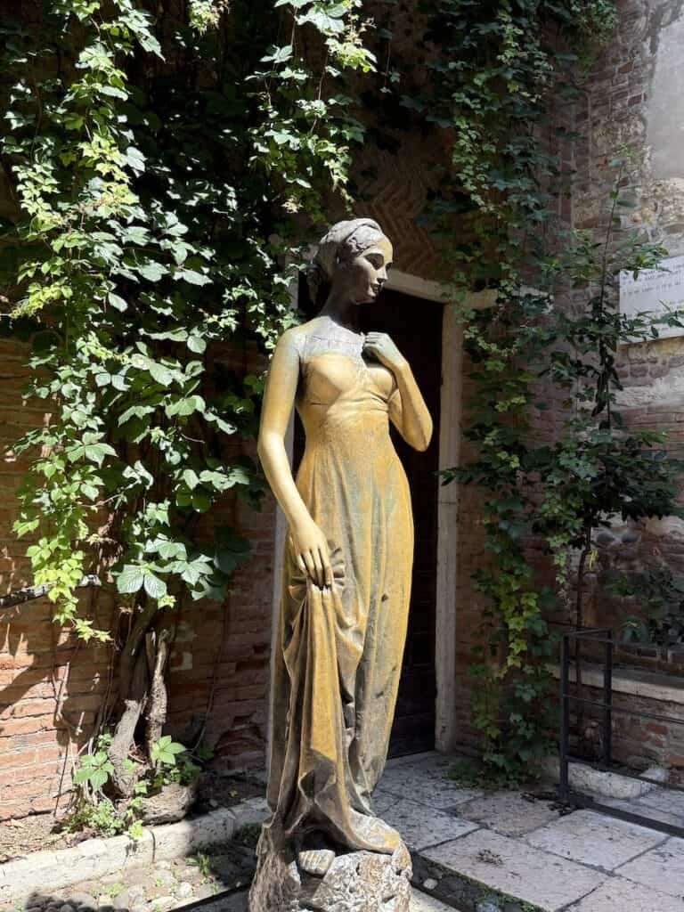 Juliet's Balcony in Verona: New Entrance, New Fee, Still Worth It in 2026? 9 Bronze statue of Juliet in Verona