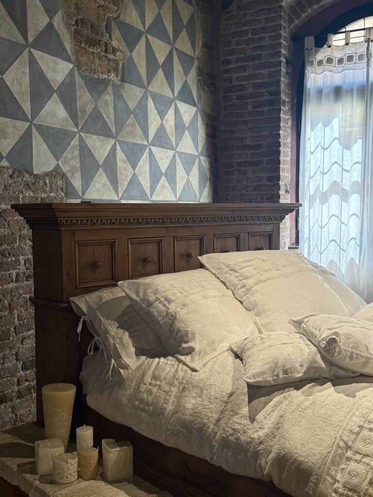 Juliet's Balcony in Verona: New Entrance, New Fee, Still Worth It in 2026? 13 Bed used in Franco Zeffirelli's Romeo and Juliet