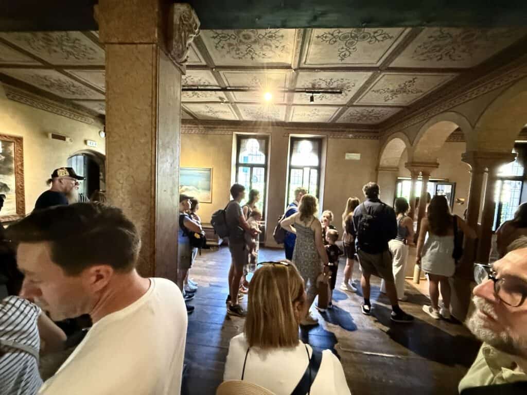 Juliet's Balcony in Verona: New Entrance, New Fee, Still Worth It in 2026? 10 A line of people waiting for a selfie on Juliet's balcony in Verona